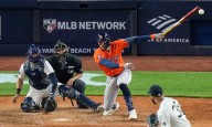 Carlos Correa conecta un hit decisivo en la décima entrada contra los Yankees