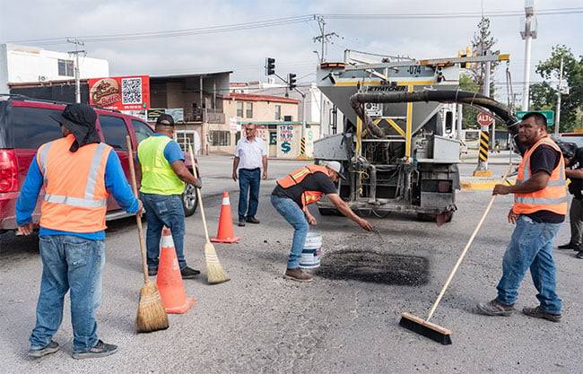 Retoma actividades la máquina de bacheo; registran 35 por ciento de avance