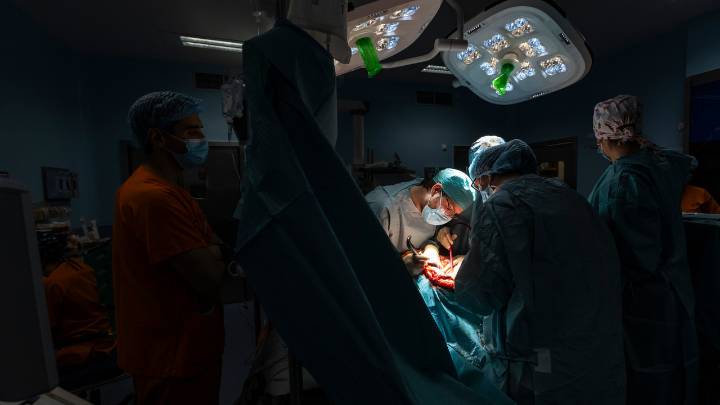 Un maratón médico de 12 horas salva a una niña de un trasplante de corazón