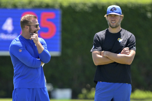 Quarterback de Rams Matthew Stafford entrenará para verificar lesión de espalda