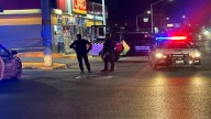 Hieren a balazos a hombre afuera de tienda de autoservicio en Santa Catarina