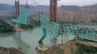 Derrumbe de puente en China deja al menos 12 muertos