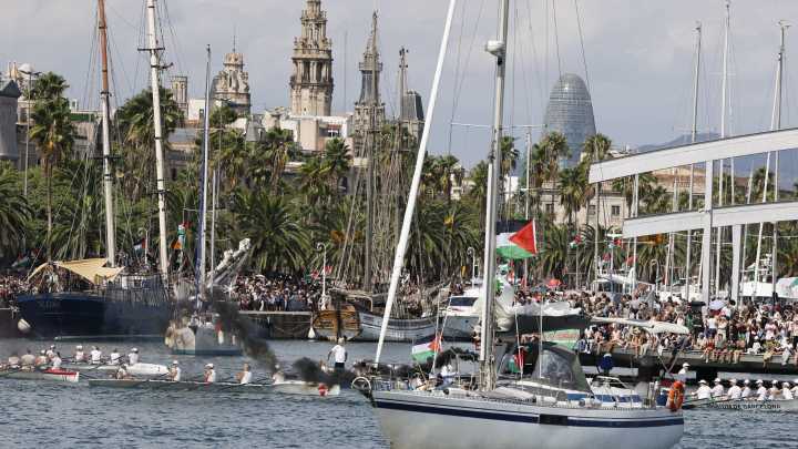 Unha vintena de barcos da flotilla solidaria parte cara Gaza desde Barcelona