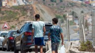 Llegan a Gijón los diez primeros menores migrantes solicitantes de asilo que viajaron este lunes desde Canarias