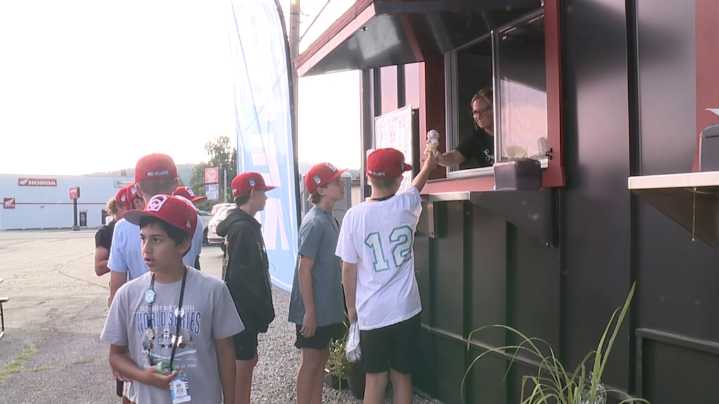 Pennsylvania Little League team stops for sweet treat near Williamsport