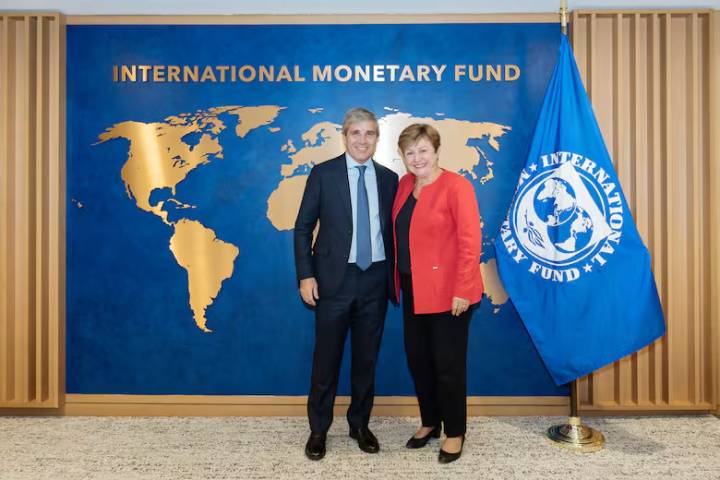 El directorio del FMI aprobó la primera revisión del acuerdo con la Argentina: llegan US$ 2 mil millones