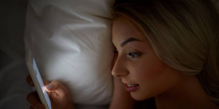 Por qué el uso de pantallas antes de dormir no siempre perjudica el descanso