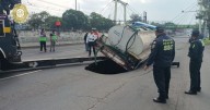 Pipa de agua cae en socavón de Calzada Ignacio Zaragoza y provoca caos vial en Iztapalapa (fotos)