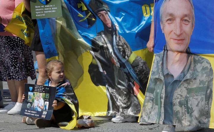 Canje de prisioneros entre Rusia y Ucrania; liberan a 146 soldados