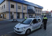 Un grupo de jóvenes, a golpes y mordiscos con unos policías locales de Marbella