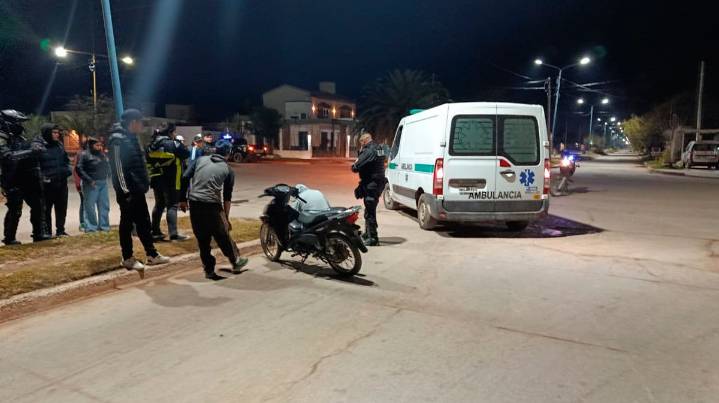Añatuya: menores atacan a ladrillazos a dos motociclistas adolescentes y los hacen derrapar