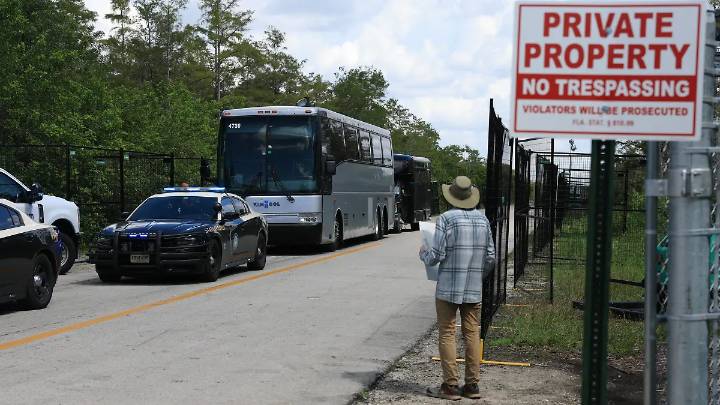 Florida rechaza frenar deportaciones ante fallo contra “Alligator Alcatraz”