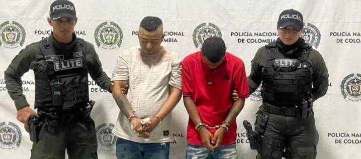 Hurtan vehículo que tomaron por aplicación, los capturan pero les dieron domiciliaria