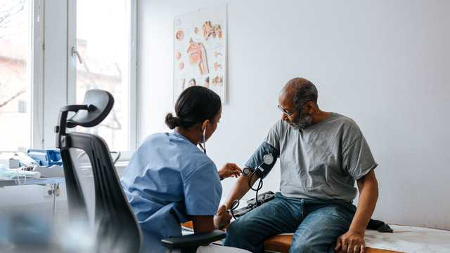 New blood pressure guidelines recommend skipping alcohol and an earlier start to treatment