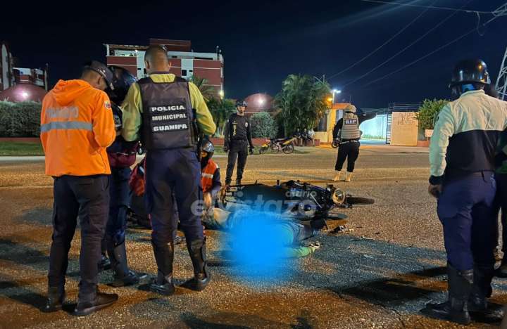 Un motorizado fallecido y otro lesionado en accidente con camión Súper Duty en la Av. Jesús Subero