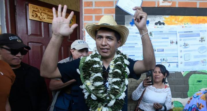 Elecciones Bolivia 2025 | Andrónico Rodríguez: Una turba apedrea al candidato tras emitir su voto | Colegio José Carrasco | Entre Ríos | Trópico de Cochabamba | Evo Morales 