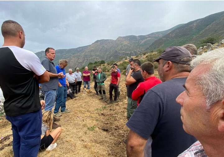 El consejero de Medio Rural defiende las ayudas por los incendios y haber aumentado el presupuesto en prevención
