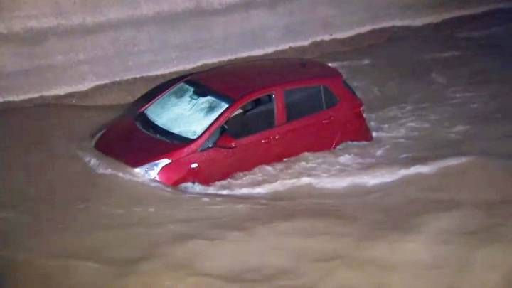 Vehículo cae al canal San Carlos en La Florida y es arrastrado varios metros por la corriente