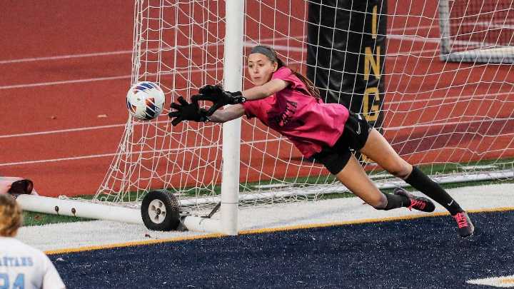 Who are the top returning girls soccer saves leaders in 2025?
