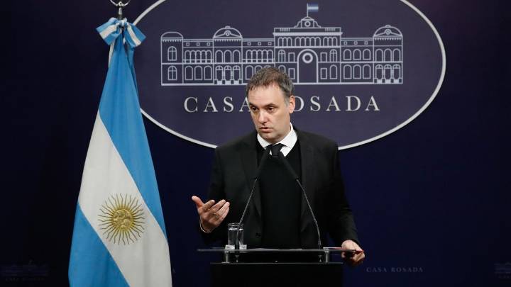 Adorni rompió el silencio y se refirió a las denuncias por presuntas coimas El vocero presidencial publicó un mensaje en sus redes sociales. De manera indirecta, se manifestó sobre la filtración de lo