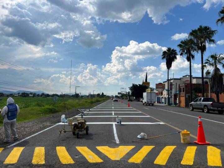 Refuerzan balizamiento en accesos de Zamora para prevenir accidentes viales