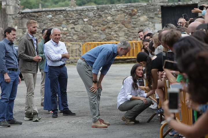 Los reyes llegan a Sanabria, donde conocen la última hora y el estado de situación de los incendios forestales este miércoles