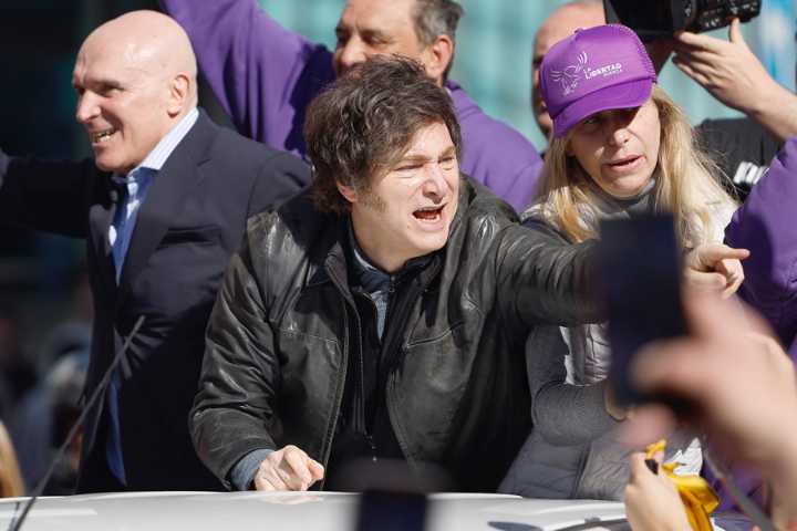 Milei debió ser evacuado de un acto electoral por incidentes con manifestantes opositores