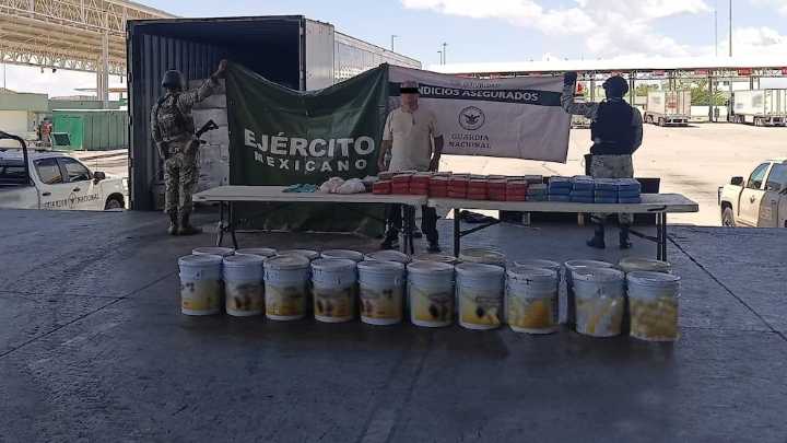 Detienen en Sonora al conductor de un camión que llevaba casi 20 millones de pesos en droga oculta en cubetas