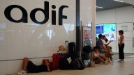 Los viajeros frustrados de la alta velocidad Galicia-Madrid: «¿Pero Renfe no pone autobuses?»