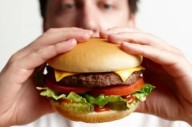 El hombre que batió el récord mundial por comer más hamburguesas en la historia