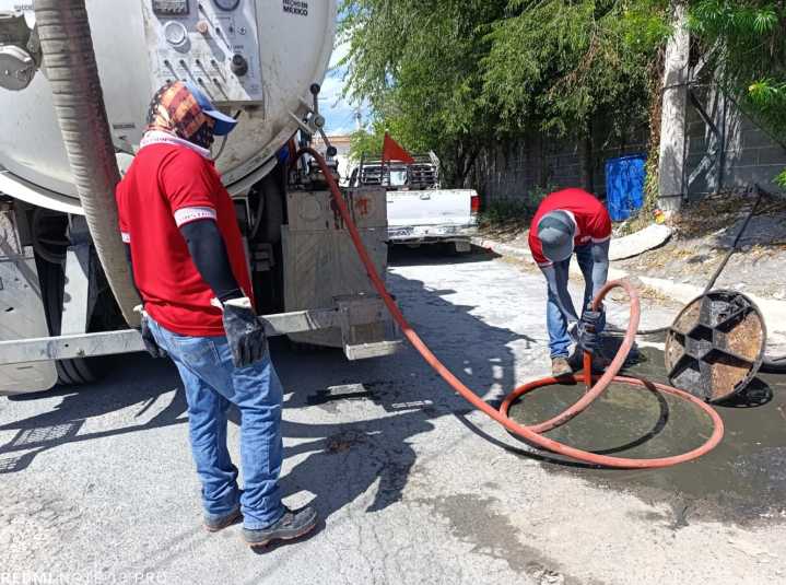 Sondeó COMAPA drenaje sanitario en fraccionamiento Hacienda Las Bugambilias