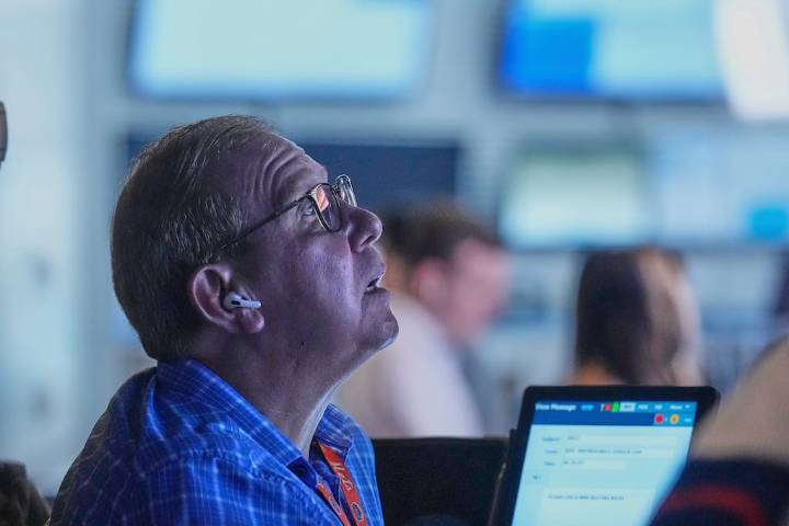 En la previa a otra licitación clave, sube el dólar oficial y caen hasta 4% las acciones argentinas en Wall Street