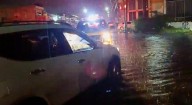 Rescatan a 2 mujeres en auto arrastrado por arroyo en Culiacán