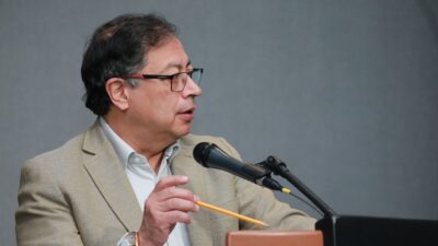Petro dice que pidió militarizar la frontera del lado venezolano para enfrentar «la mafia»