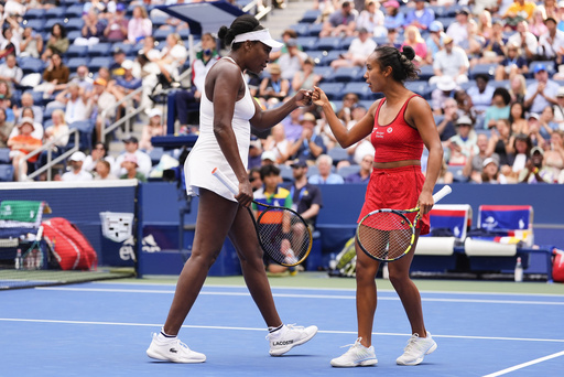 Venus Williams wins a US Open women's doubles match for the 1st time since 2014