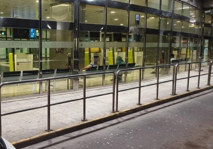 El cierre de puertas en el aeropuerto de noche obliga a un rodeo para coger taxi