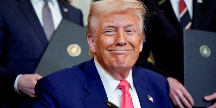 Trump celebró la entrada en vigor de sus nuevas tarifas y afirmó que “miles de millones” comenzarán a fluir hacia EEUU