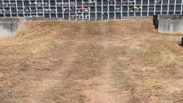 Un cementerio de Teverga, utilizado como parking para las fiestas