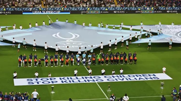UEFA respalda pancarta contra violencia a niños en partido de Supercopa