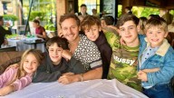 Las tiernas postales de Benjamín Vicuña con Amancio y Magnolia en Uruguay: juegos en la playa y mucho amor