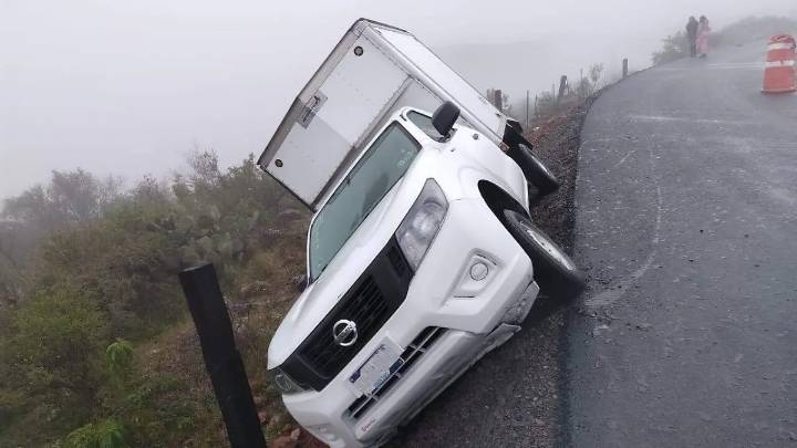 Camioneta a punto de volcar luego de salir del camino a El Sitio