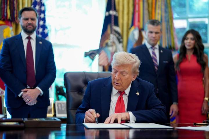 Trump firma orden para investigar a quienes quemen banderas de EE.UU.