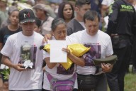 Despiden con flores a uno de los 13 policías muertos en ataque a helicóptero en Colombia