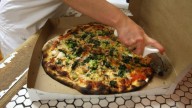 This 'Pitch Perfect' star visited a New England pizzeria