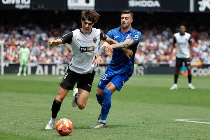 Javi Guerra amplía su contrato con el Valencia hasta 2029
