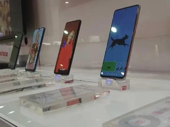 Compró un celular y le cobraron ocho: empresas deberán pagar multa civil