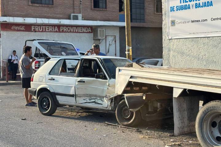 Se pasa el alto y provoca aparatoso accidente en Saltillo