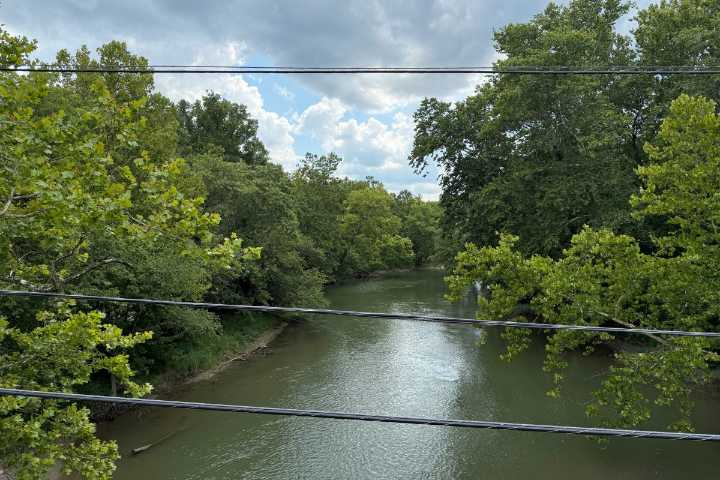 Militares elevaron el caudal de un río en Ohio para que J.D. Vance paseara en barco