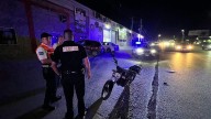 Motociclista resulta con fractura en una pierna tras ser chocado por un Jetta