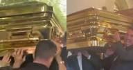 Así fue el insólito funeral de un empresario en Londres con ataúd de oro y caravana de Rolls Royce: "Era modesto"